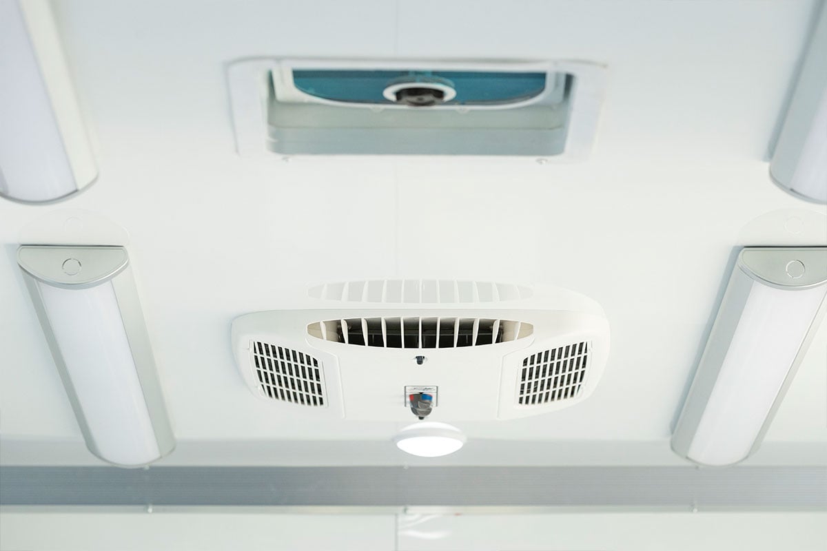 ALCOM_12V-110V-air-conditioner-and-roof-vent,-LED-lights