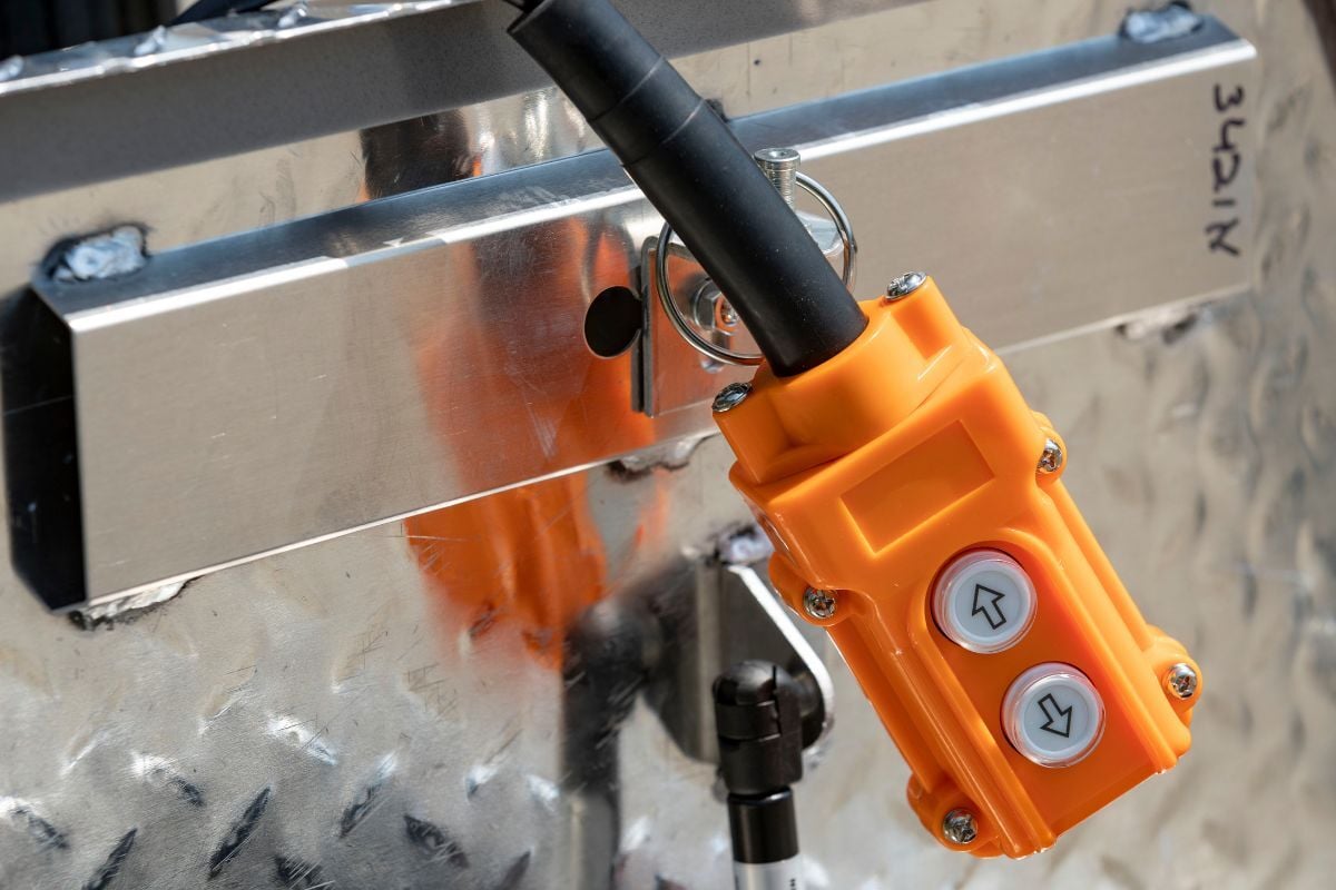 Commercial aluminum dump trailer hydraulic control unit