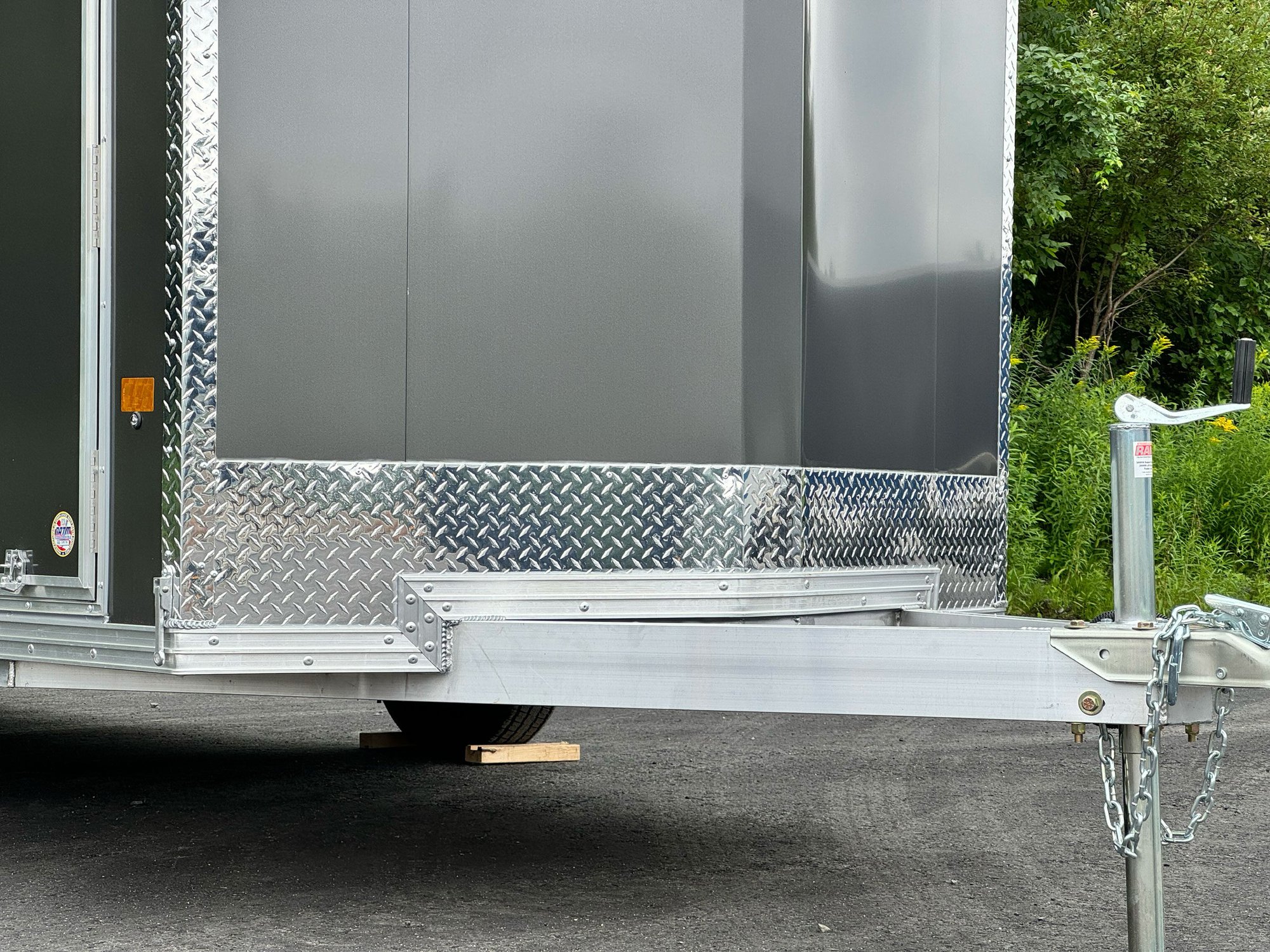 XLT-Series-Cargo-6-Wide_Acc_Diamond-Plate-Aluminum-Stone-Guard-2-x