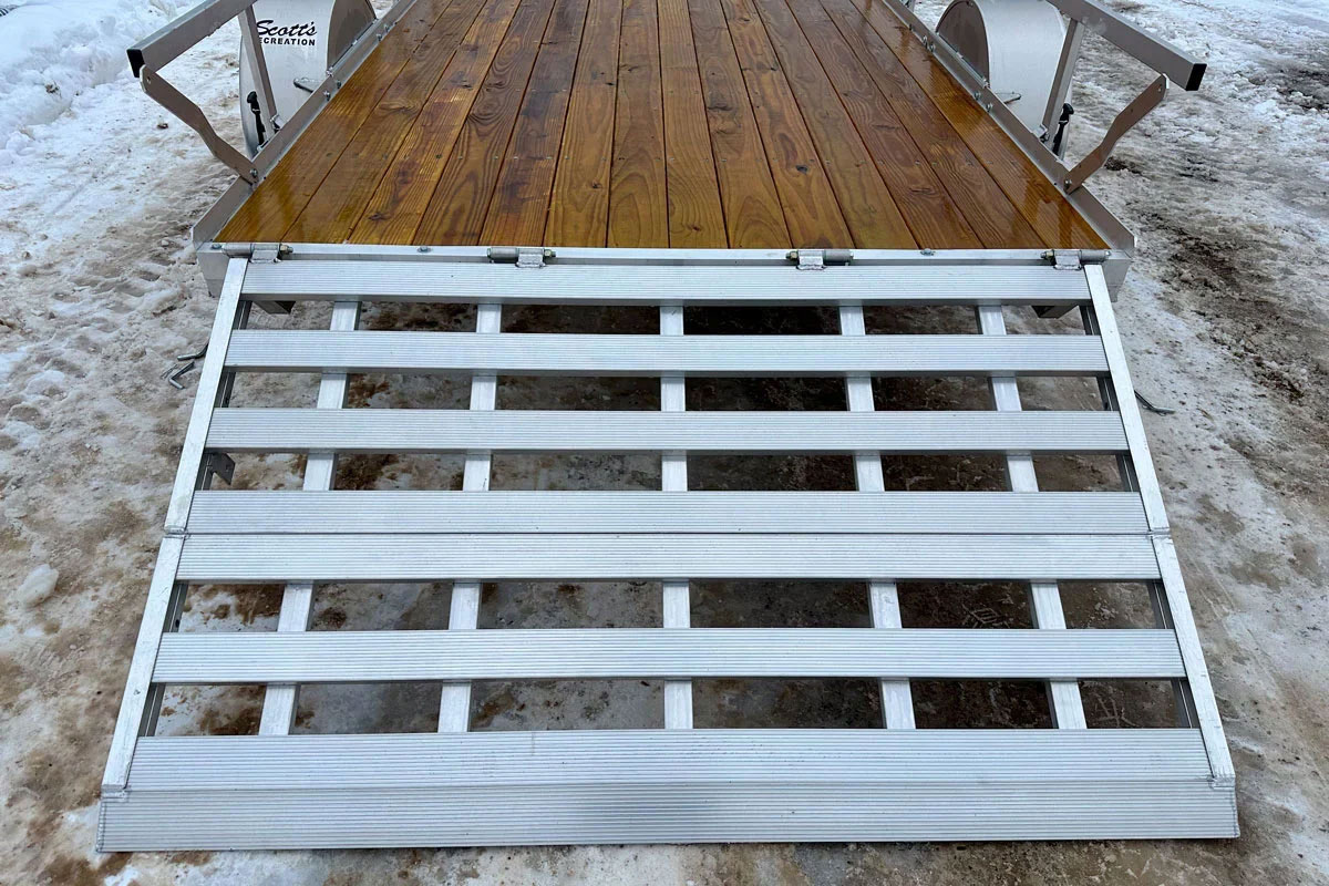 Integrated aluminum rear ramp wiht 4-point extruded hinge